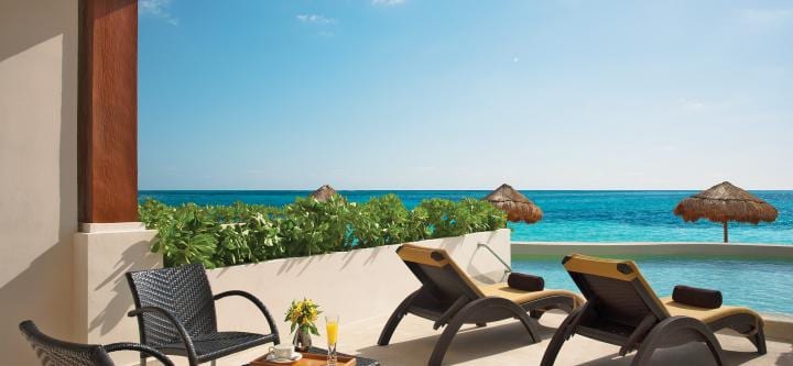 DELUXE JUNIOR SUITE PREFERRED CLUB JUNIOR SUITE OCEAN FRONT SWIM OUT CHAIRS